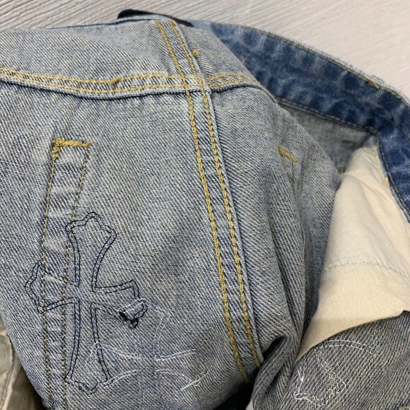 ๐๐ก๐ซ๐จ๐ฆ๐ ๐ก๐๐๐ซ๐ญ Denim Shorts - Picture 5 of 8